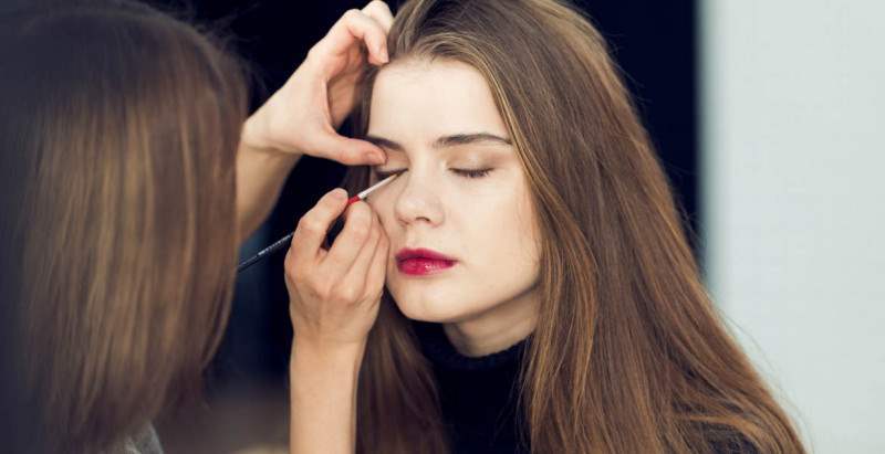 MAKE UP ARTIST