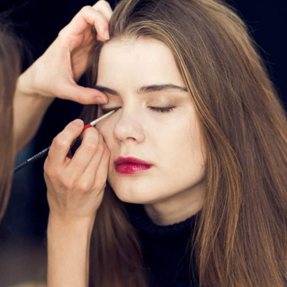 MAKE UP ARTIST